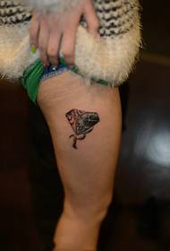 Foto di tatuaggio coscia diamante creativo colore