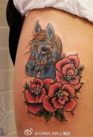 महिला खुट्टा रंगीन घोडा गुलाब टैटू बान्की