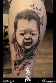 Patrón de tatuaje de retrato de niño de pierna