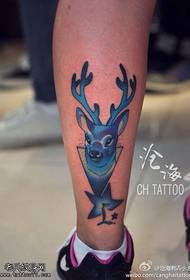 Tatuaż antylopy w kolorze nóg