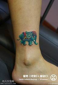 Motif de tatouage mignon bébé éléphant en cours d'exécution bleu