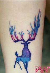 Imaxe da tatuaxe do becerro de alces de cor gradiente