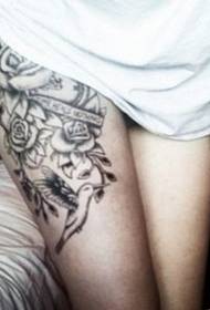 Негізгі емес жеке тұлға, сексуалды әйелдің татуировкасы сурет