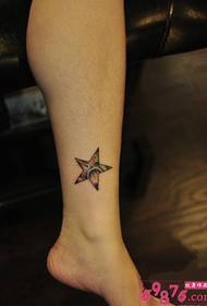 Immagini di tatuaggi creativi con stelle di gambe cosmiche