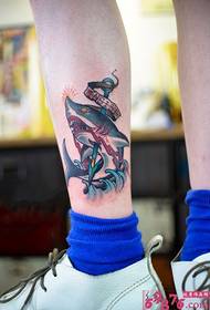 Immagine di foto di tatuaggio di vitello europeo e americano di squalo spina di freccia
