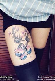 Illustrazione del tatuaggio dell'antilope di spruzzo di colore della gamba