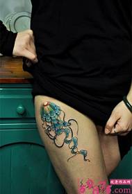Foto de tatuaje de muslo de medusa fresca