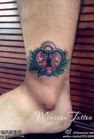 Wzór tatuażu z zamkiem w kolorze nóg