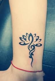 Imagen creativa del tatuaje del tobillo del tótem de Lotus