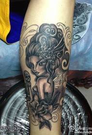 Black geisha bilie tatu tattoo na ụkwụ