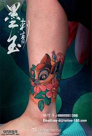 Uzorak cvijeta za tetovažu cvjetnih nogu na nozi