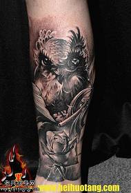 Vzorec tetovaže sov s ključnicami rose
