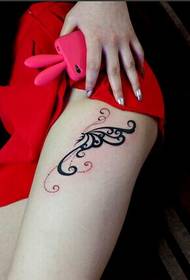 Immagine sexy del tatuaggio della farfalla del totem di modo delle gambe delle ragazze