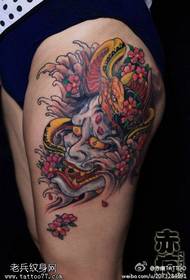 Modello di tatuaggio a forma di serpente di colore delle gambe