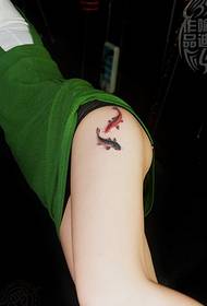 Beauty noge, tetovaža ribe s tintom, slika
