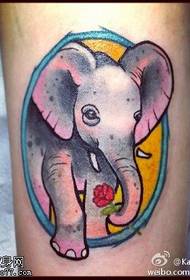 Узорак тетоваже слона у боји ногу