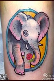 Modello tatuaggio elefante color gamba