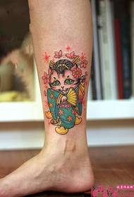 Immagine creativa del tatuaggio del vitello della geisha del gatto