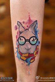 Patrón de tatuaje de conejo de dibujos animados de color de pierna