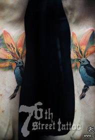 Kruroj belega birdo kun flora tatuaje aranĝo