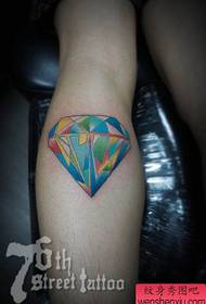 脚に人気のあるカラフルなダイヤモンドのタトゥー