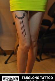 여자 허벅지 팝 좋아 보이는 다리 체인 문신 패턴
