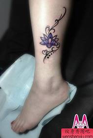 Mergaitės kojos populiarus gražiai atrodantis totemo lotoso tatuiruotės modelis