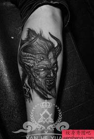다리에 시원하고 치열한 악마 사탄 문신 패턴