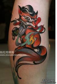 ຮູບແບບ tattoo Fox ແບບດັ້ງເດີມ ໃໝ່ໆ ຢູ່ເທິງຂາ