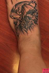 Un modello del tatuaggio della morte sul collo del piede