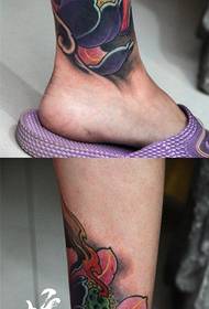 Gyönyörű lótuszvirág tetoválás minta a lányok lába