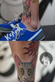Jalkojen trendi klassisen koulun tyylin kissan tatuointikuvio