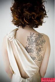 纹身秀图吧推荐一幅女生性感背部桃花树唯美纹身