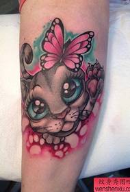 Praca tatuażu kota w kolorze nóg