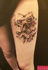 Spettacolo di tatuaggi, cunsigliate una gamba di una donna, cranio, tatuaggio, tatuaggio