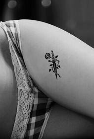 Verführerische Mädchen Beine schwarz und weiß schöne Rosen und Schwerter Tattoo