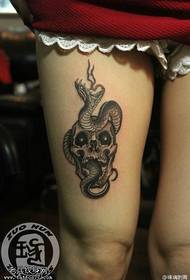 Modello di tatuaggio boa gamba femminile