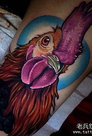 Lábszínű kakas tetoválás munka