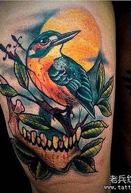 Benfärg fågel tatuering arbete