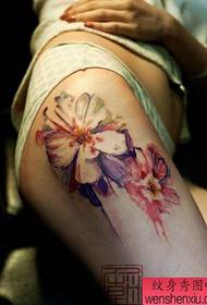Gražus ir gražus gėlių tatuiruotės modelis gražioms moterų kojoms