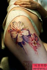 Patrún álainn agus álainn tattoo Floral do chosa mná álainn