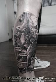 Unu kruro ruĝa kuniklo ĉevalo tatuaje mastro