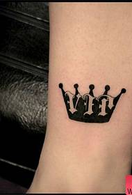 Spectacle de tatouage, recommander un tatouage de la jambe totem de la couronne