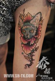 Ноге дјевојке модна цоол мачка с цвјетним узорком тетоважа