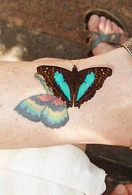 Majhna sveža ženska noga tatoo metuljev dela