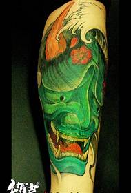 पैर में लोकप्रिय एक हरे रंग का प्रजाना टैटू पैटर्न