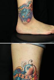 カラフルなツバメのタトゥーパターンを持つ美しい少女の足