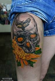 L'immagine del tatuaggio del crisantemo del cranio di colore delle gambe è condivisa dalla sala dei tatuaggi