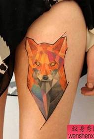 Tattoo show, doporučujeme ženskou nohu barevný liška tetování vzor