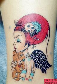 Ritratto di tatuaggi di ragazza di moda di tatuaggi di ritrattu